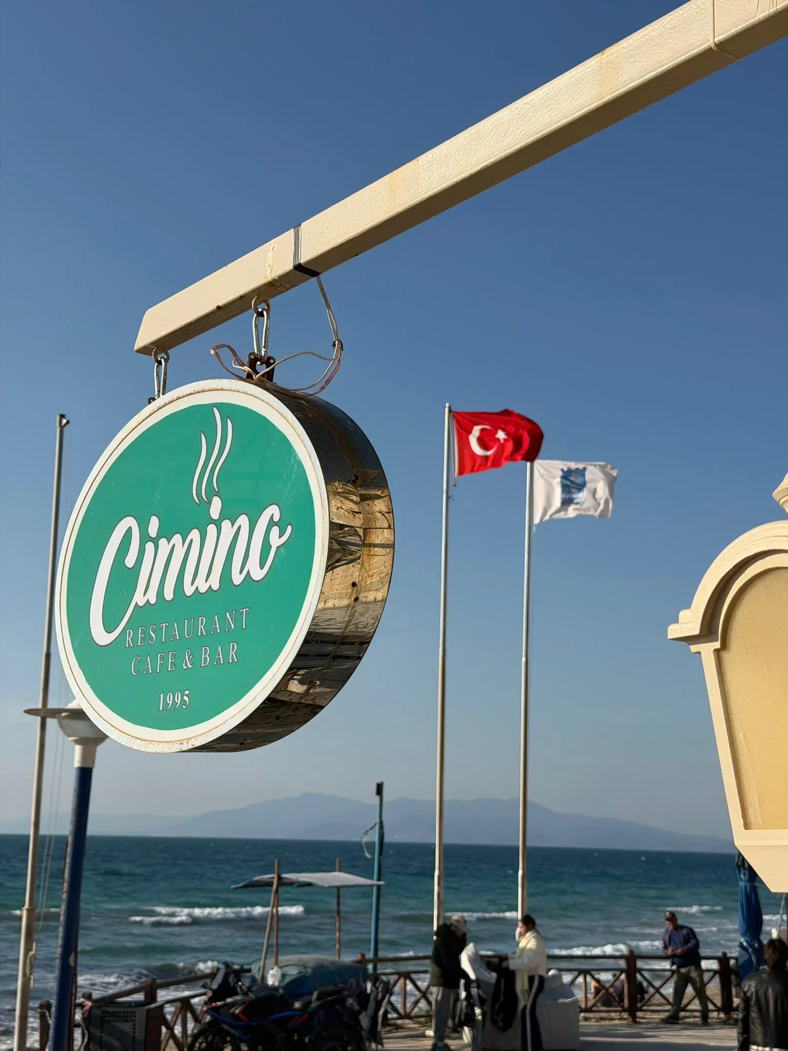 Kadınlar Denizi restoran deneyimi için Cimino Restaurant Cafe & Bar masa düzeni ve sahil atmosferi