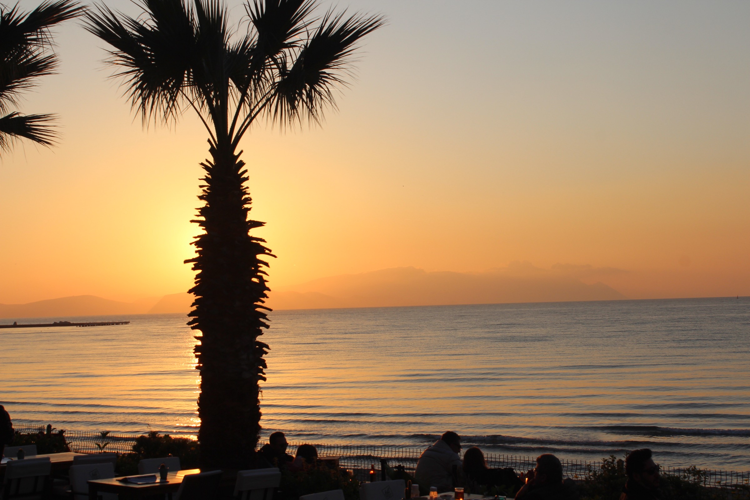 Kuşadası Kadınlar Denizi restoran terası panoramik deniz manzarası ve yemek masaları
