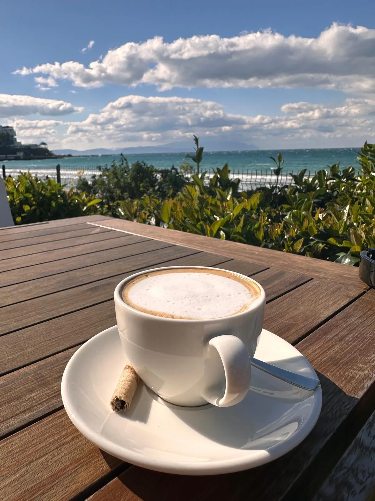 Cimino Restaurant Cafe & Bar deniz manzaralı kahve sunumu